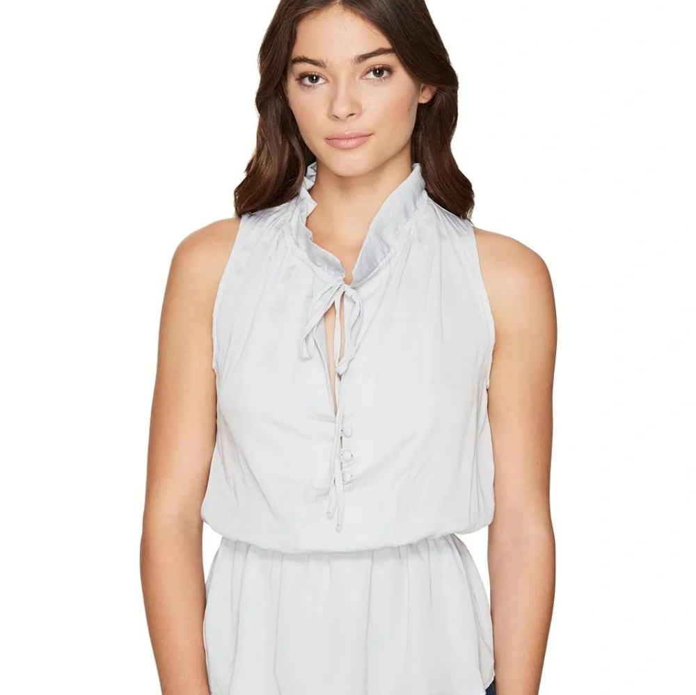 ROMEO & JULIET COUTURE - RUFFLE NECK WOVEN TOP